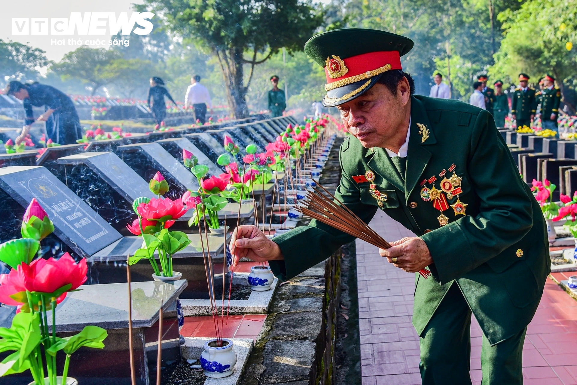 Xúc động lễ truy điệu, an táng hài cốt liệt sĩ tại TP Đồng Nai - 13