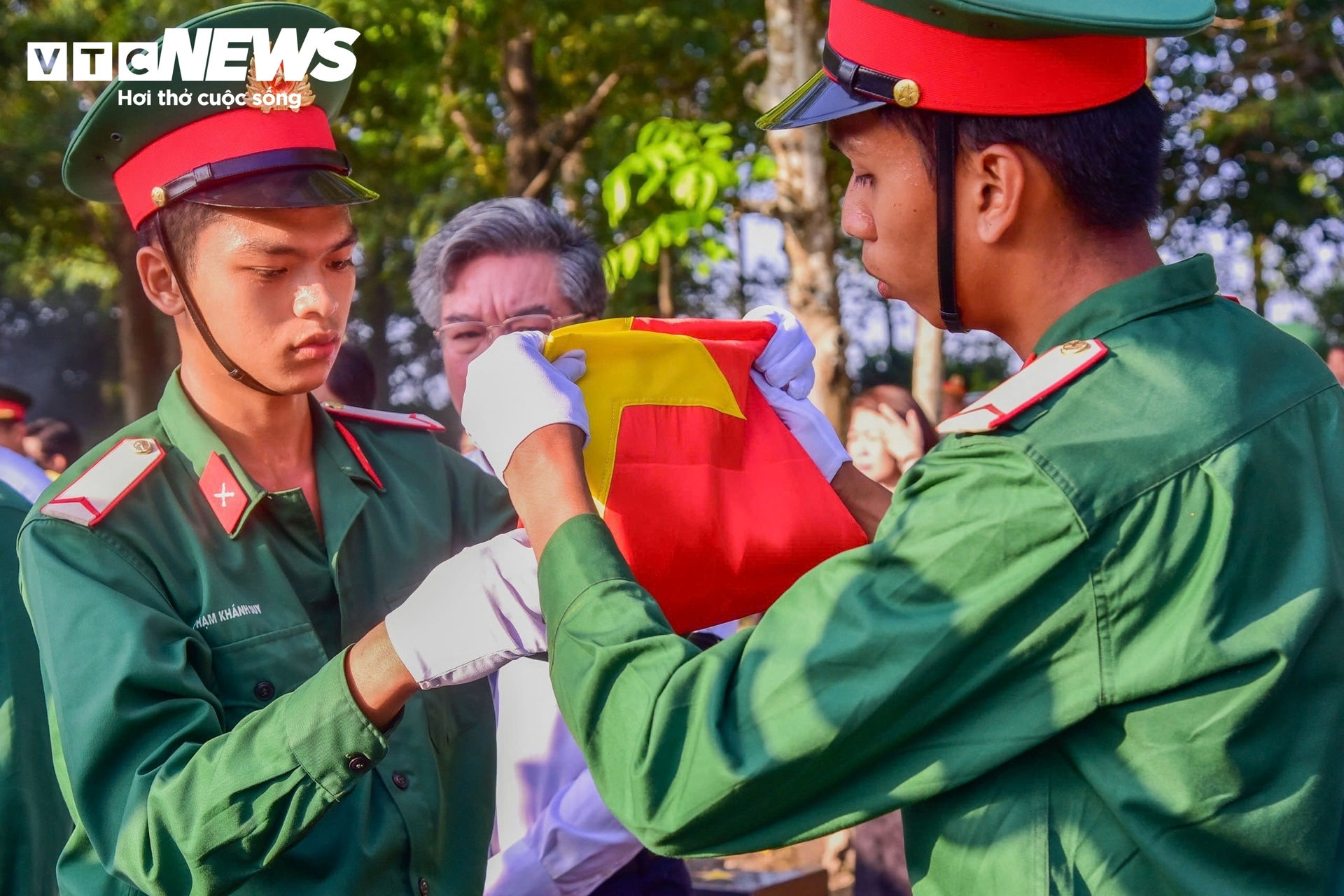 Xúc động lễ truy điệu, an táng hài cốt liệt sĩ tại TP Đồng Nai - 5