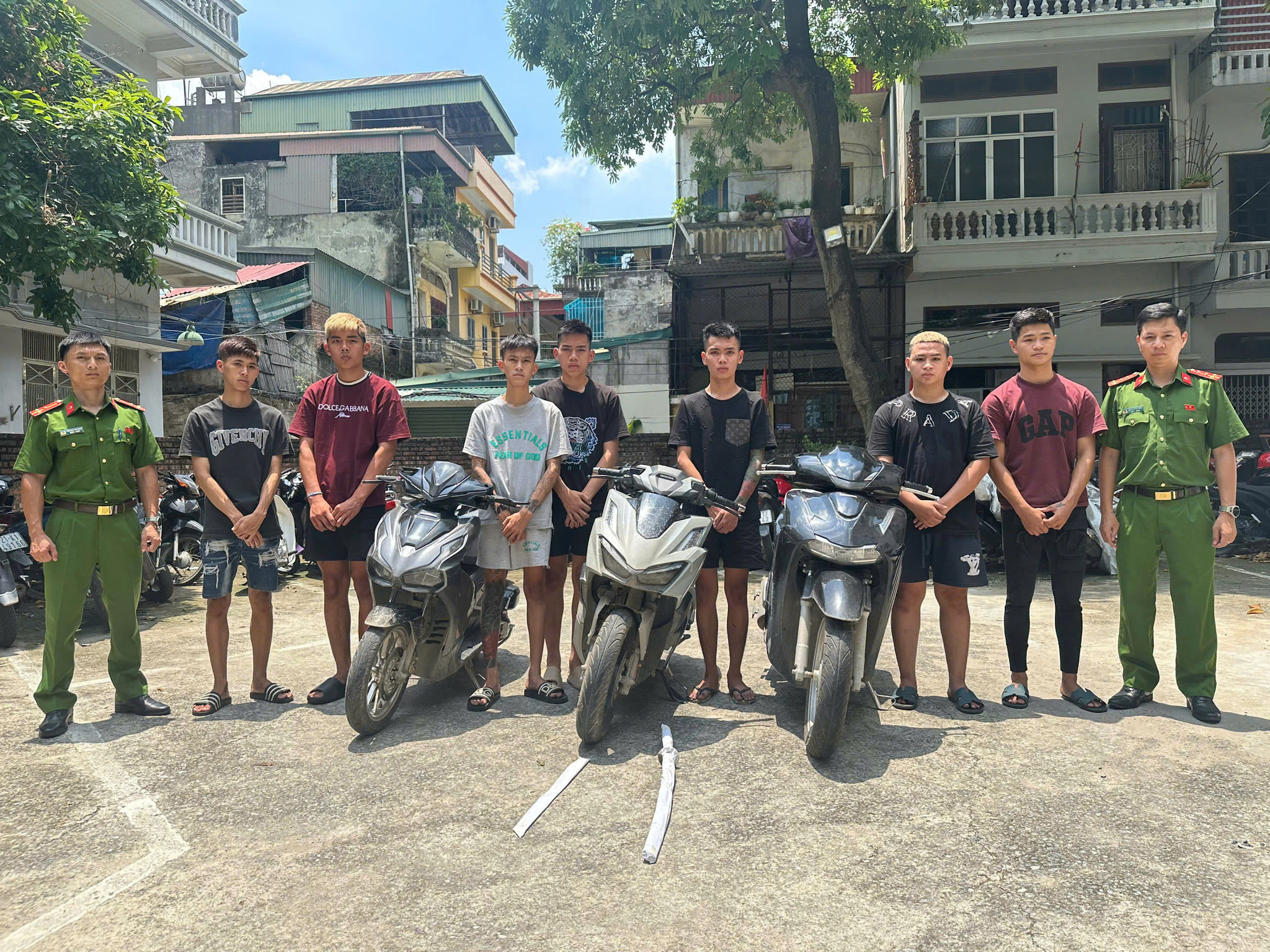 Nhóm thanh niên bị khởi tố.