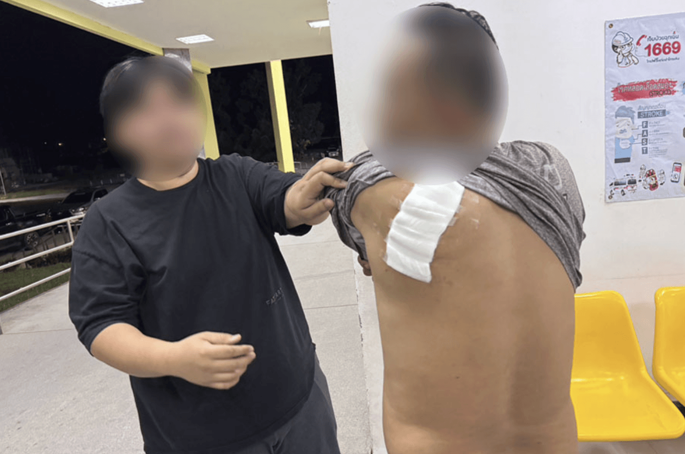 Nạn nhân bị thương ở lưng sau vụ xả súng và tấn công bằng dao tại hội chợ ở Thái Lan.