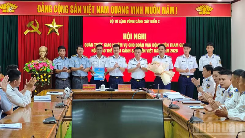 Đại tá Lê Huy và Đại tá Nguyễn Minh Khánh đã tặng hoa, quà, động viên Đoàn vận động viên. ndo_br_zcs.jpg
