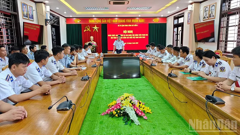 Đại tá Nguyễn Minh Khánh, Phó Tư lệnh, Tham mưu trưởng Bộ Tư lệnh Vùng Cảnh sát biển 2 quán triệt, giao nhiệm vụ cho đoàn vận động viên. ndo_br_gdfd.jpg