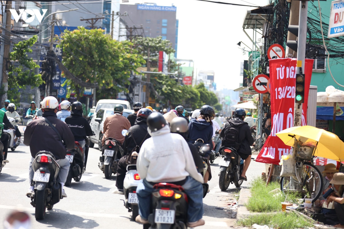 nhieu tai xe o tp.hcm phai quay dau khi duong cach mang thang tam cam o to hinh anh 3