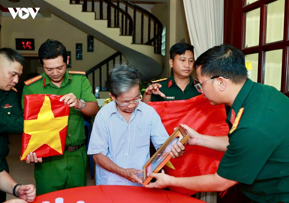 nước mắt người em 81 tuổi khi nhận di ảnh 2 người anh liệt sĩ hình ảnh 2 nuoc mat nguoi em 81 tuoi khi nhan di anh 2 nguoi anh liet si hinh anh 2