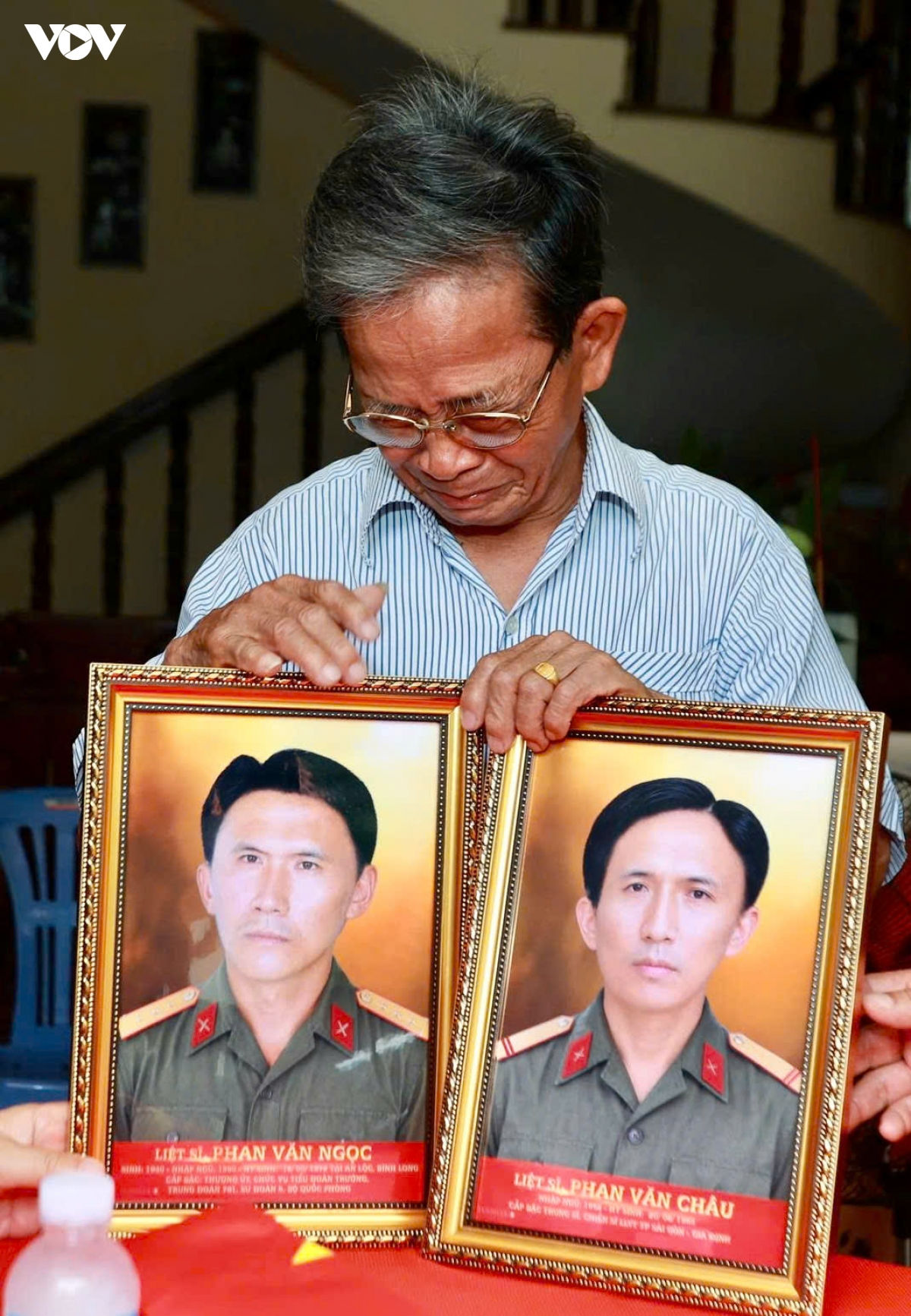 nước mắt người em 81 tuổi khi nhận di ảnh 2 người anh liệt sĩ hình ảnh 3 nuoc mat nguoi em 81 tuoi khi nhan di anh 2 nguoi anh liet si hinh anh 3