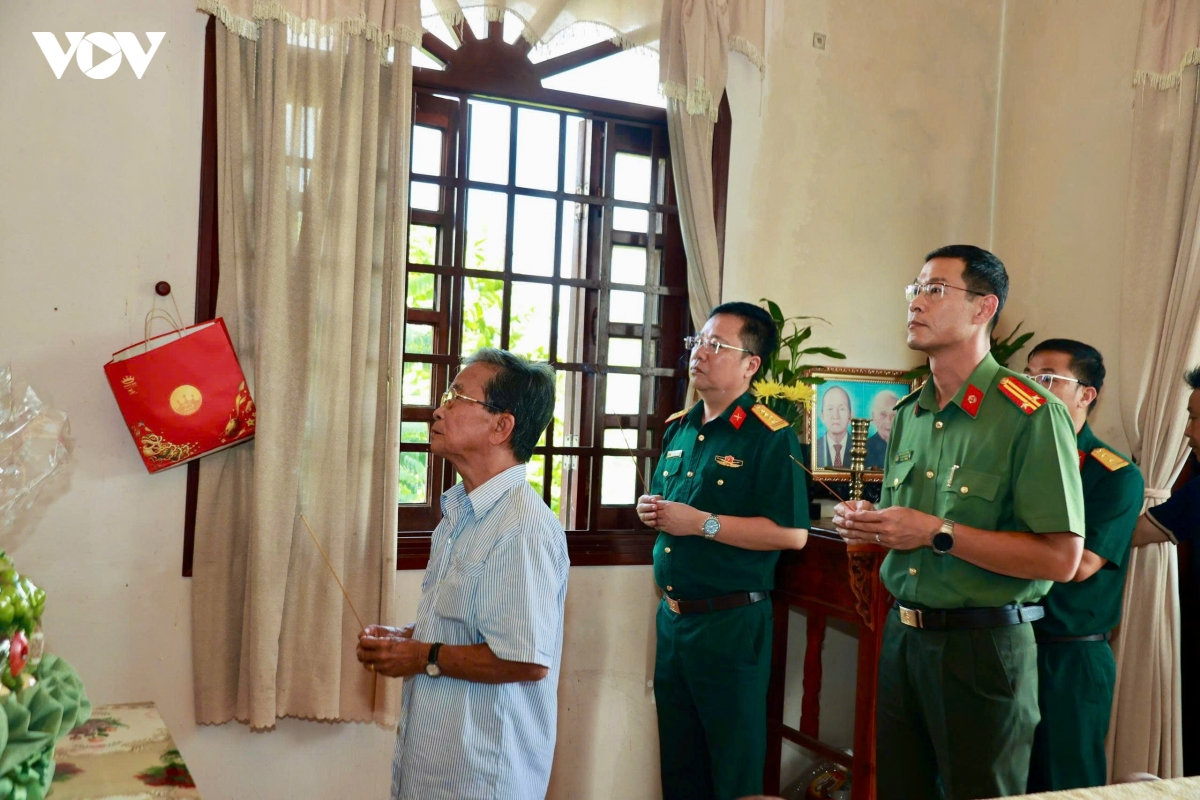 nước mắt người em 81 tuổi khi nhận di ảnh 2 người anh liệt sĩ hình ảnh 5 nuoc mat nguoi em 81 tuoi khi nhan di anh 2 nguoi anh liet si hinh anh 5