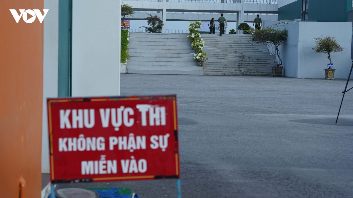 326 thi sinh thi lai tai truong thpt chuyen tuyen quang lam thu tuc du thi hinh anh 12