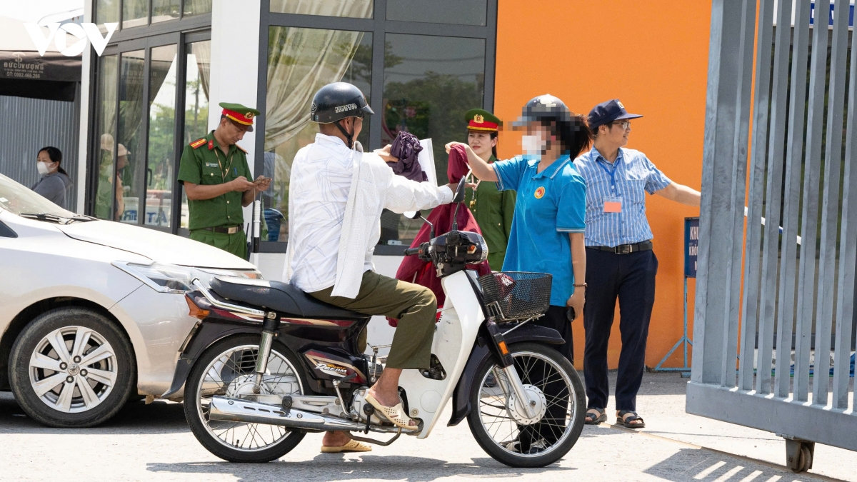 326 thi sinh thi lai tai truong thpt chuyen tuyen quang lam thu tuc du thi hinh anh 3