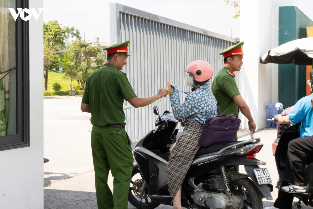 326 thi sinh thi lai tai truong thpt chuyen tuyen quang lam thu tuc du thi hinh anh 10