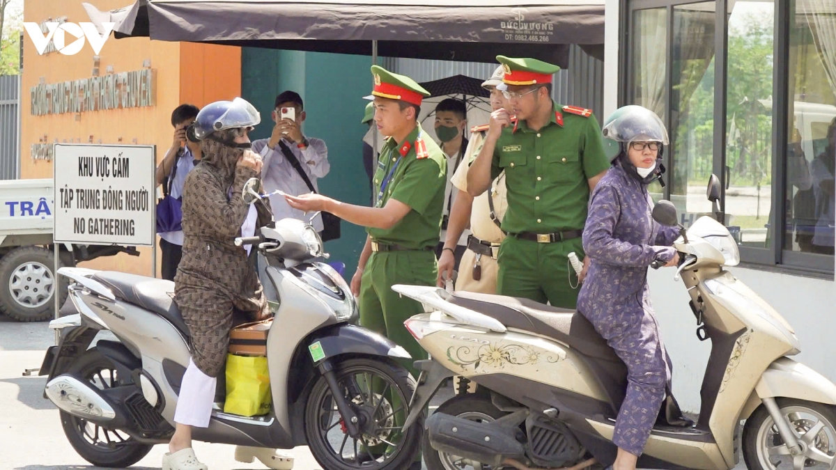 326 thi sinh thi lai tai truong thpt chuyen tuyen quang lam thu tuc du thi hinh anh 9