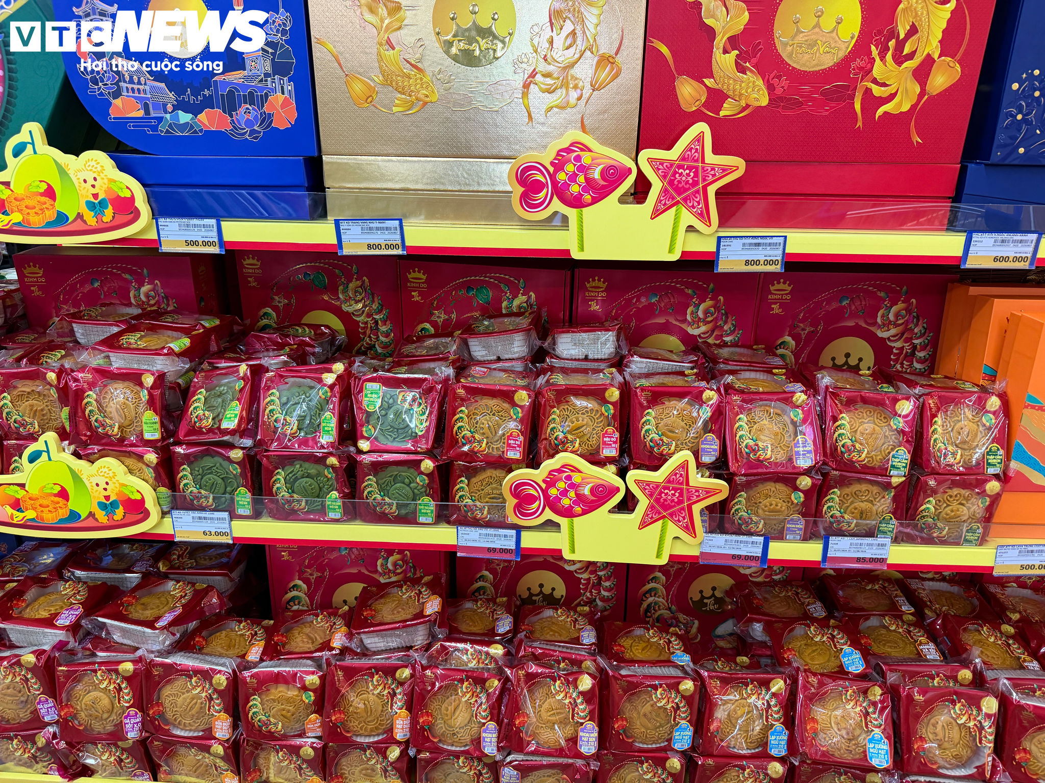 Bánh nướng với nhiều hương vị truyền thống vẫn chiếm phần lớn danh mục sản phẩm tại các điểm bán.
