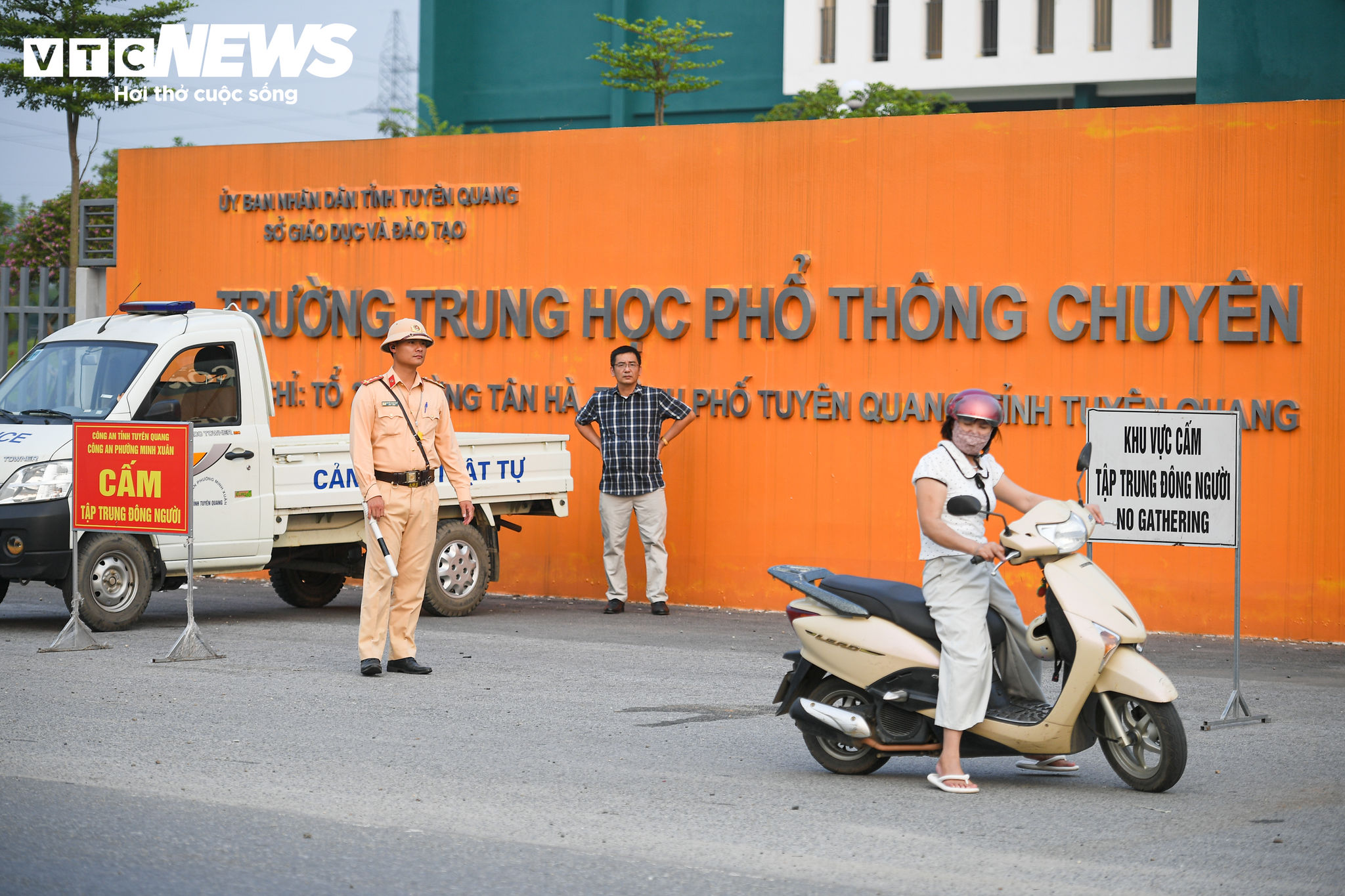 Lực lượng Cảnh sát giao thông có mặt từ sớm để điều tiết phương tiện, phân luồng giao thông tại những khu vực đông phương tiện qua lại, hạn chế tình trạng ùn tắc trước và sau mỗi buổi thi. (Ảnh: Viên Minh)
