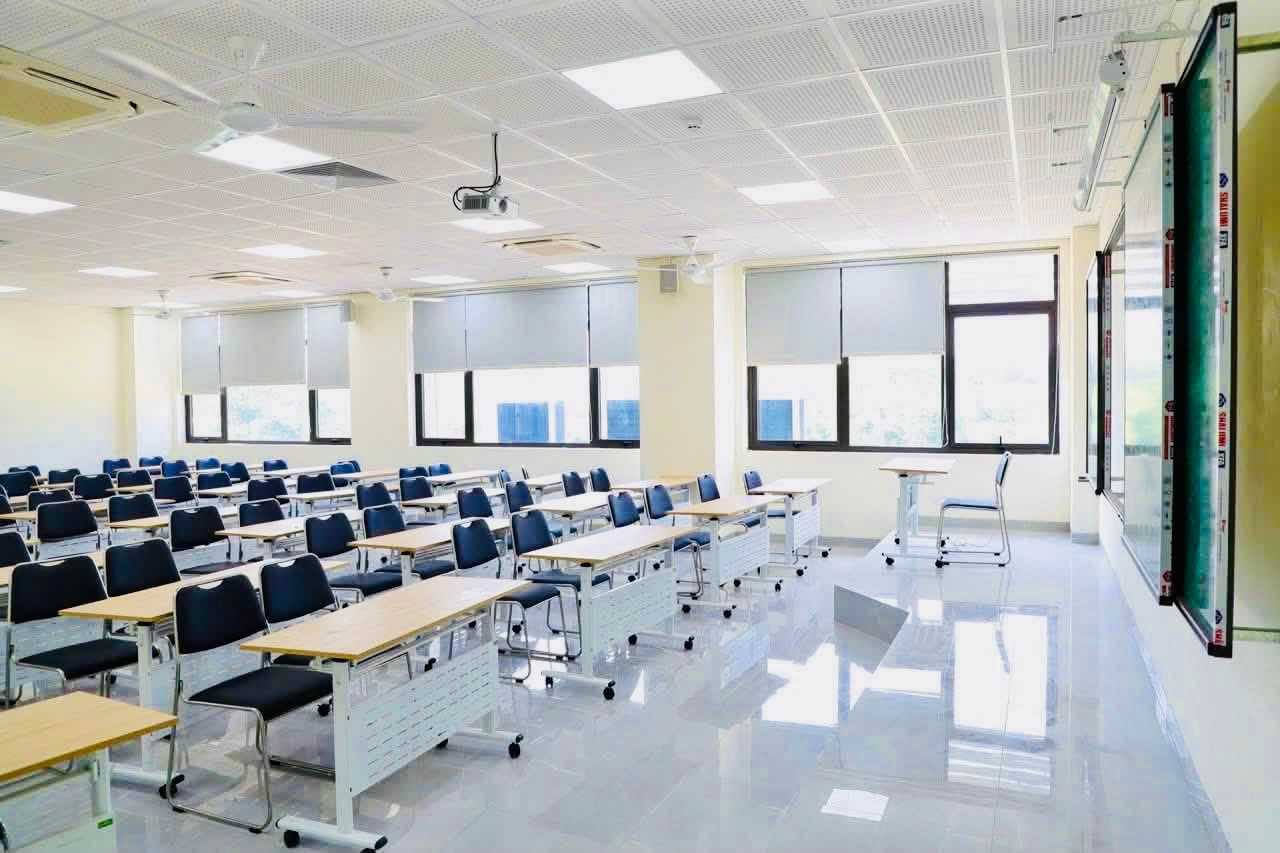 Tại các giảng đường, cơ sở vật chất được hoàn thiện theo hướng hiện đại, thuận tiện và đáp ứng quy mô đào tạo ngày càng tăng tại Hòa Lạc.