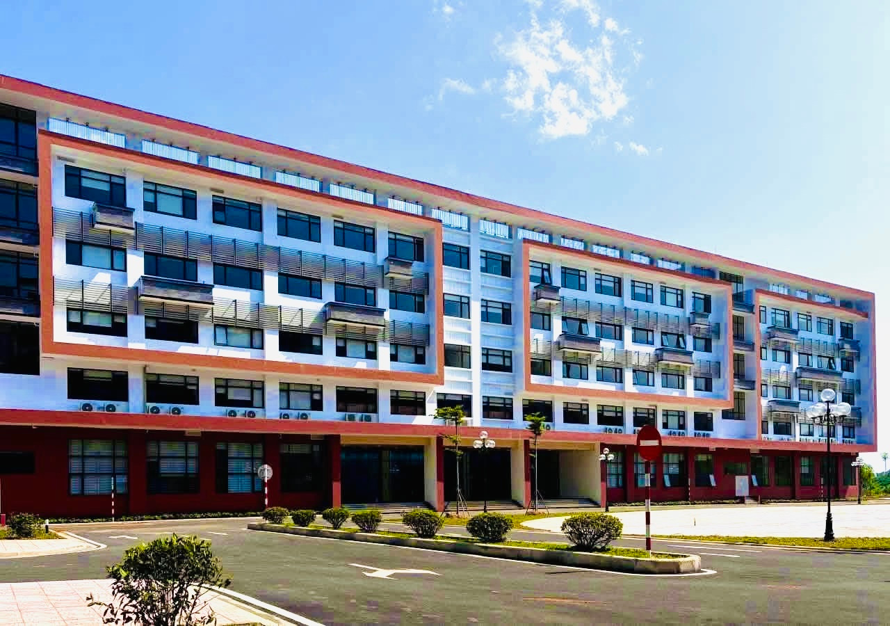 Đại học Quốc gia Hà Nội đang hoàn thiện những điều kiện cuối cùng về cơ sở vật chất, dịch vụ. Đây không chỉ là sự chuyển dịch về không gian đào tạo mà còn là bước phát triển quan trọng trong quá trình xây dựng mô hình đô thị đại học hiện đại, xanh, tiện ích và đồng bộ.