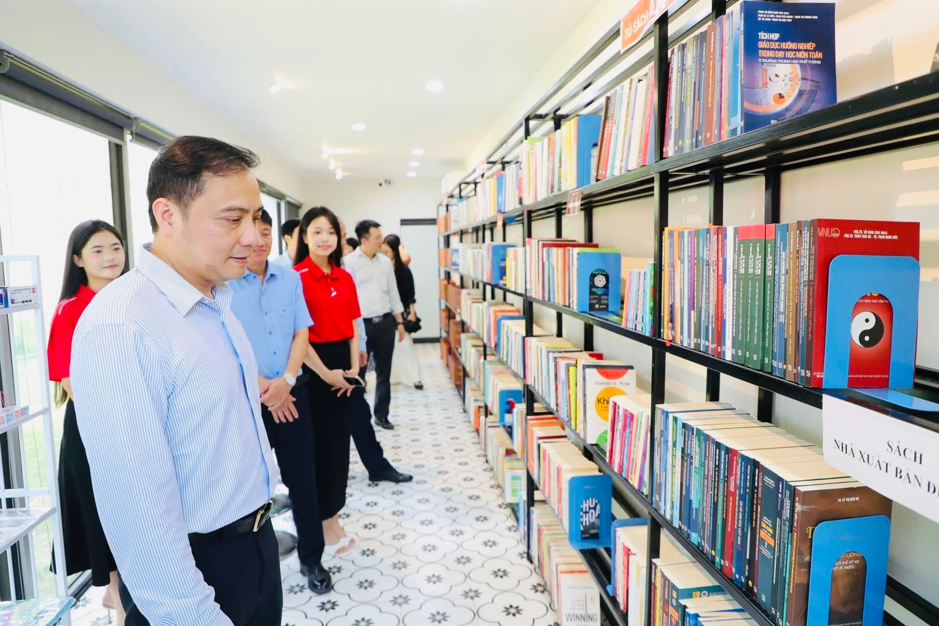 Không chỉ có giảng đường, Hòa Lạc đang hình thành hệ sinh thái phục vụ học tập và nghiên cứu với thư viện, các không gian học tập chung và Công viên Tri thức gần 10.000 m². Theo Đại học Quốc gia Hà Nội, hệ thống VNU-LIC hiện có hơn 190.000 giáo trình, sách số; hơn 113.000 tài liệu số nội sinh; hơn 1,3 triệu tài liệu được kết nối từ mạng lưới liên thư viện của 121 cơ sở đào tạo và gần 450.000 bản sách in.