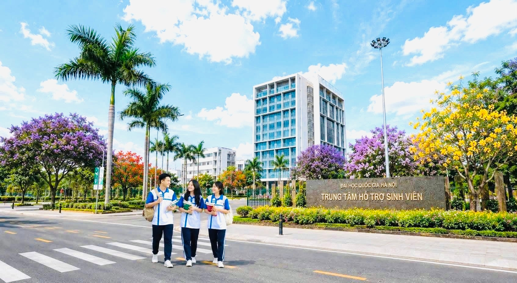 Đại học Quốc gia Hà Nội cho hay, chuẩn bị các điều kiện đón khoảng 17.000 sinh viên về học tập tại Hòa Lạc là nhiệm vụ trọng tâm trong năm học mới, với yêu cầu bảo đảm đồng bộ từ giảng đường, thư viện, y tế, ký túc xá, giao thông đến các dịch vụ và hoạt động đời sống, để người học yên tâm học tập, nghiên cứu và sinh hoạt.