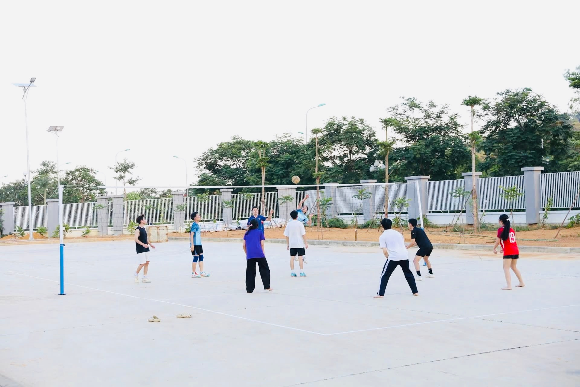 Học tập đi cùng trải nghiệm: hệ thống sân bóng đá, bóng chuyền, bóng rổ, cầu lông, sân tập golf, nhà đa năng… cùng khoảng 250 câu lạc bộ sinh viên mở ra nhiều không gian để các bạn trẻ kết nối, rèn luyện và phát triển toàn diện.