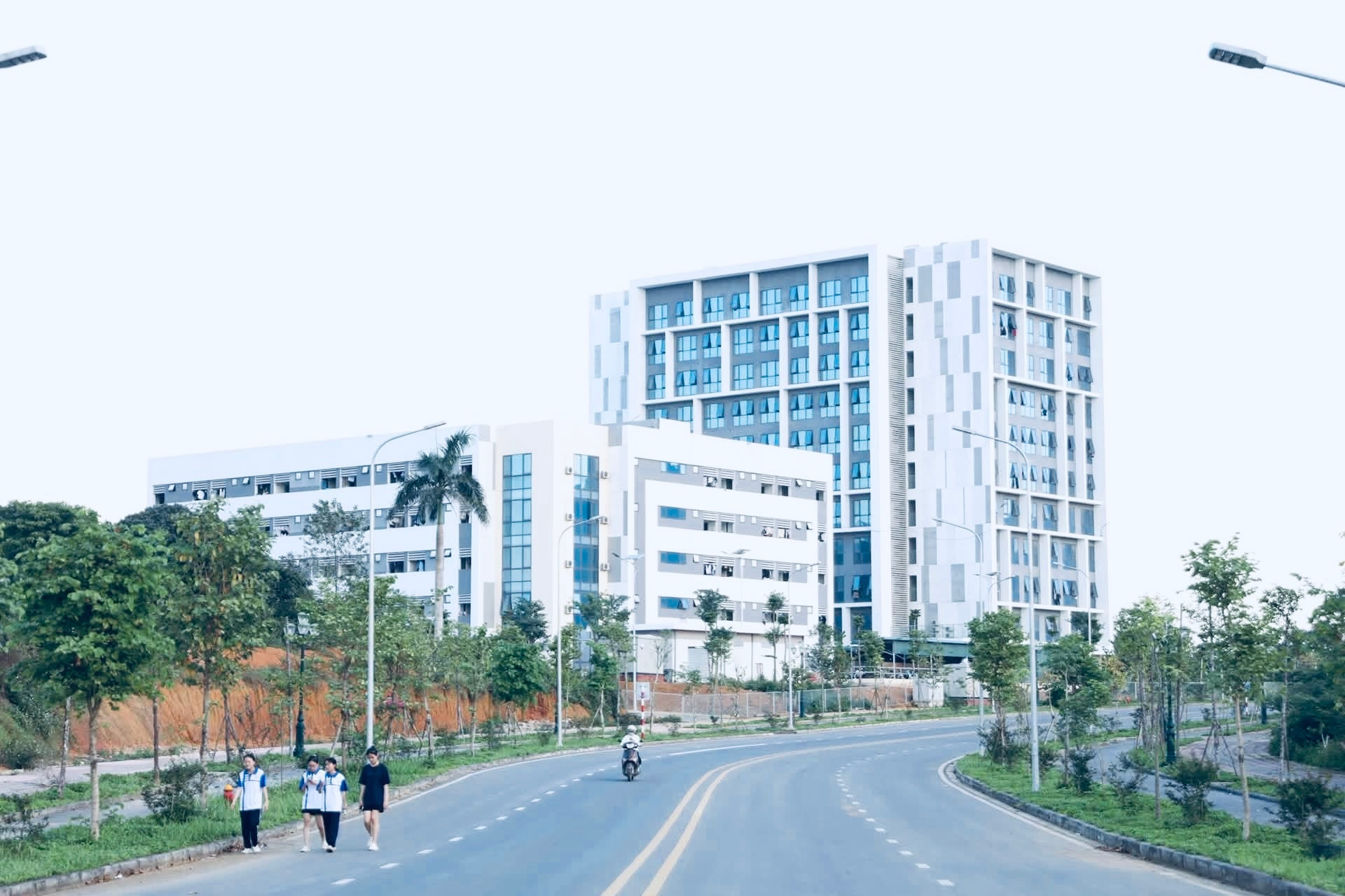 Năm học 2026-2027 sẽ là bước tiến mới khi Đại học Quốc gia Hà Nội đưa khoảng 17.000 sinh viên lên Hoà Lạc. Với dấu mốc quan trọng này, Hòa Lạc không chỉ là nơi học tập - mà đang từng bước trở thành một không gian học thuật, nghiên cứu, đổi mới sáng tạo và đời sống đại học năng động của Đại học Quốc gia Hà Nội .