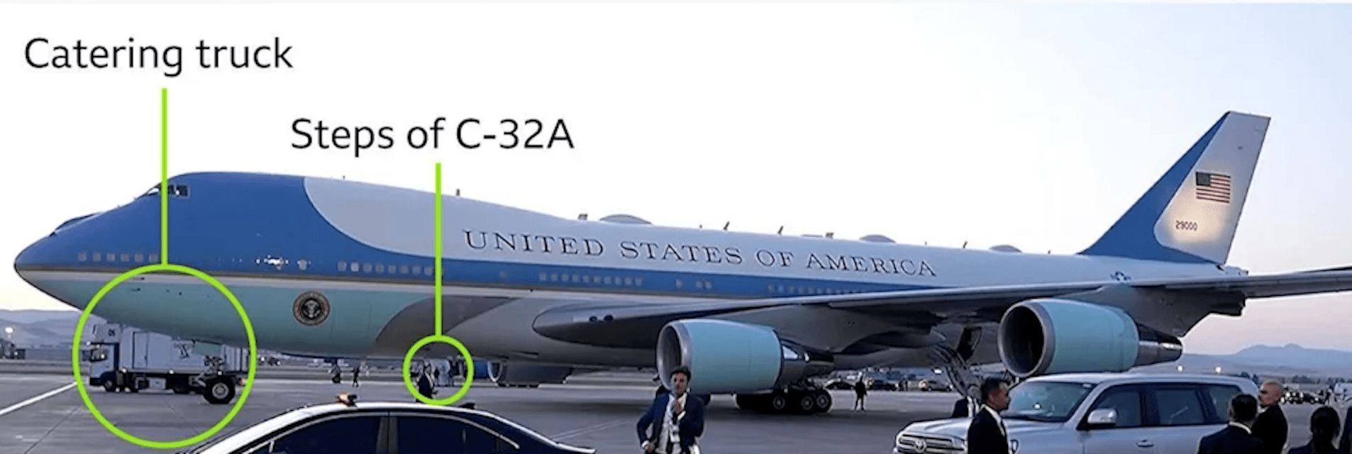 Cách ông Trump rời đi trên xe tải, không xa chiếc Không lực Một có thể nhìn thấy bậc thang của chiếc C-32A, ngay trước mắt các phóng viên. (Nguồn: BBC)
