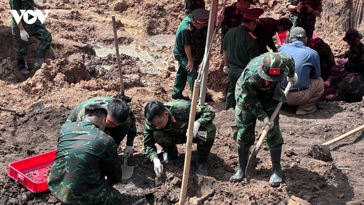phát hiện thêm 10 bộ hài cốt liệt sĩ tại công viên lê thị riêng hình ảnh 1 phat hien them 10 bo hai cot liet si tai cong vien le thi rieng hinh anh 1