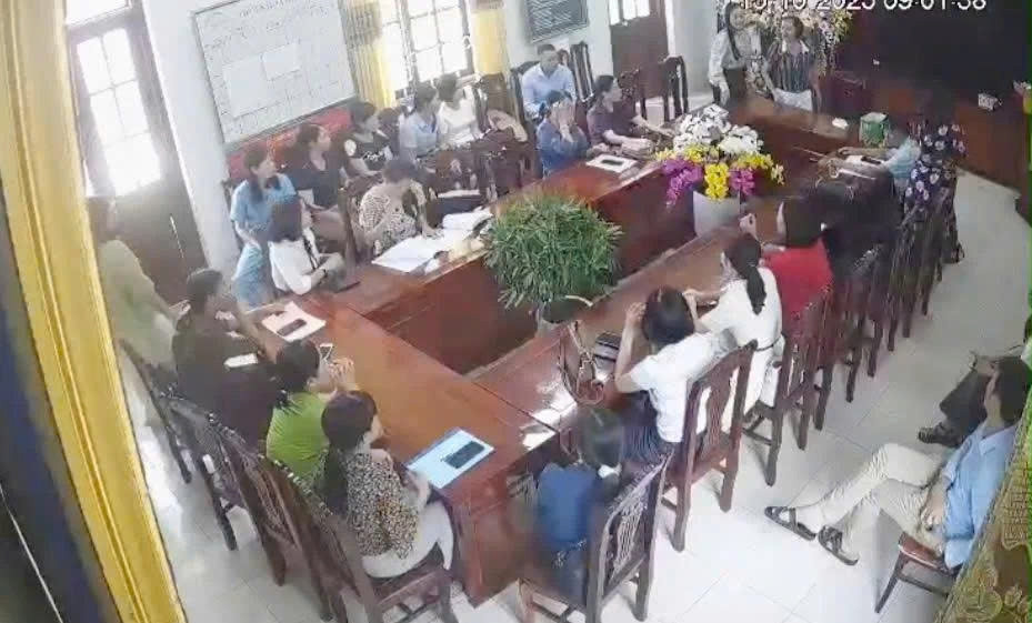 xác minh vụ nữ hiệu trưởng đập bàn, ném cốc, mắng giáo viên ở ninh bình hình ảnh 1 xac minh vu nu hieu truong dap ban, nem coc, mang giao vien o ninh binh hinh anh 1