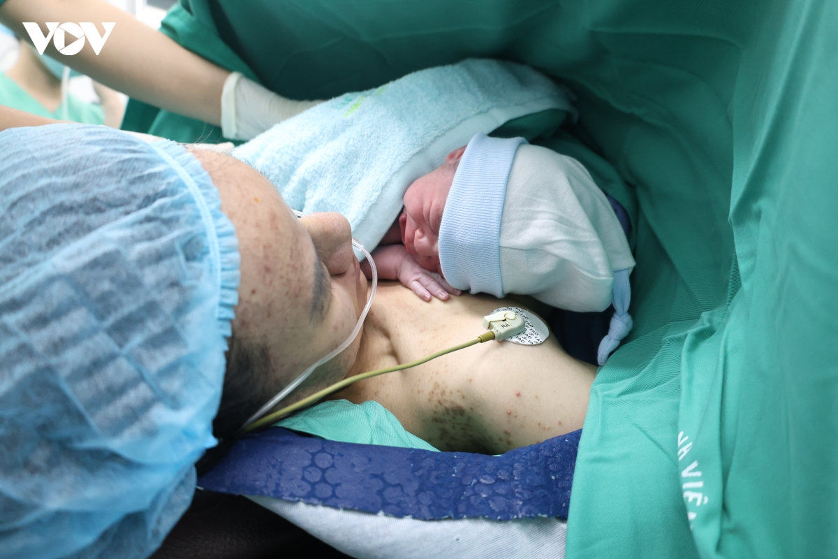 bóc tách khối u khủng chứa15 lít dịch ngay trong ca mổ đẻ hình ảnh 2 boc tach khoi u khung chua15 lit dich ngay trong ca mo de hinh anh 2