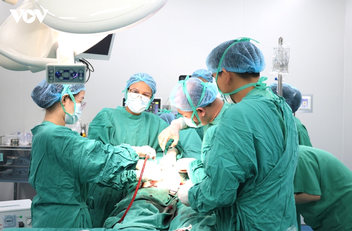 bóc tách khối u khủng chứa15 lít dịch ngay trong ca mổ đẻ hình ảnh 1 boc tach khoi u khung chua15 lit dich ngay trong ca mo de hinh anh 1