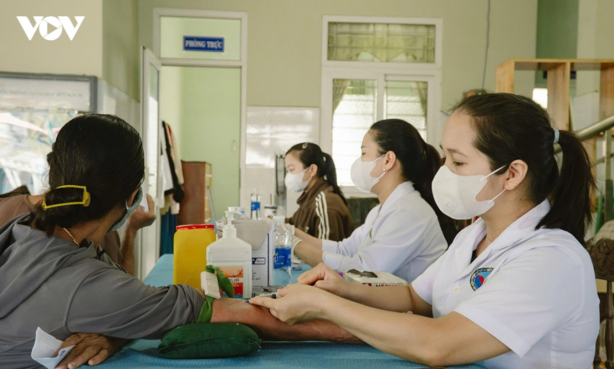Đưa bác sĩ về khám sức khỏe cho hơn 4000 người dân xã đảo tam hải, tp Đà nẵng hình ảnh 2 Dua bac si ve kham suc khoe cho hon 4000 nguoi dan xa dao tam hai, tp Da nang hinh anh 2