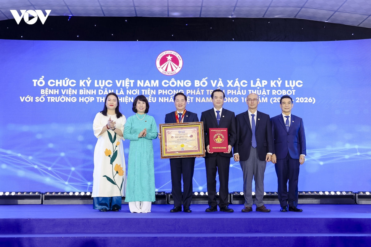 10 năm phẫu thuật robot, bệnh viện bình dân lập kỷ lục tại việt nam hình ảnh 2 10 nam phau thuat robot, benh vien binh dan lap ky luc tai viet nam hinh anh 2