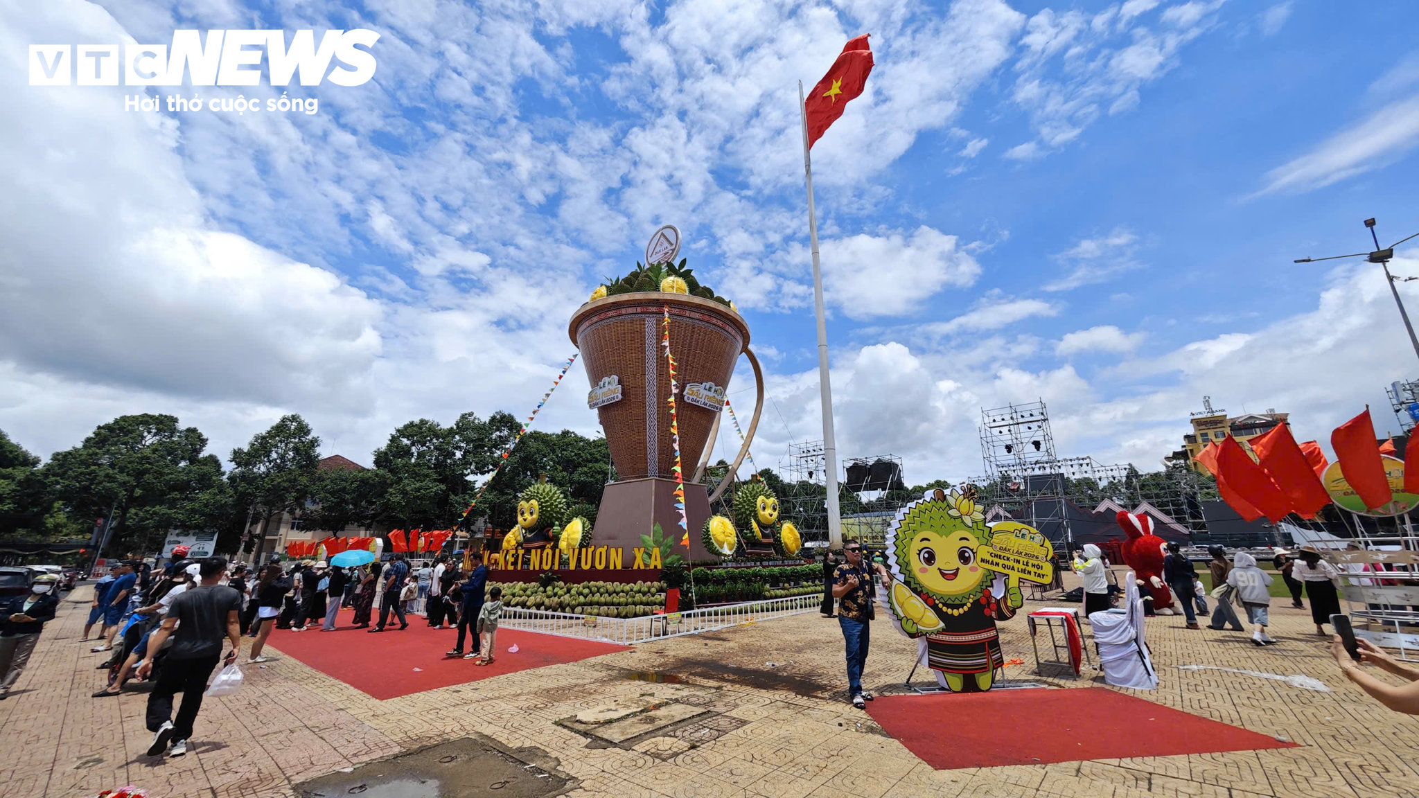 Giữ dáng chiếc gùi truyền thống, công trình được cách điệu với phần miệng rộng và thân thuôn dần, tạo cảm giác như một chiếc gùi thực sự được phóng lớn.