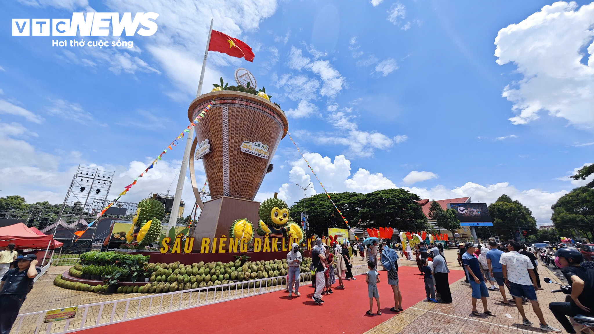 Dòng chữ nổi “Sầu riêng Đắk Lắk - Kết nối vươn xa” đặt tại chân công trình, thể hiện khát vọng đưa sầu riêng địa phương vươn ra các thị trường trong nước và quốc tế.