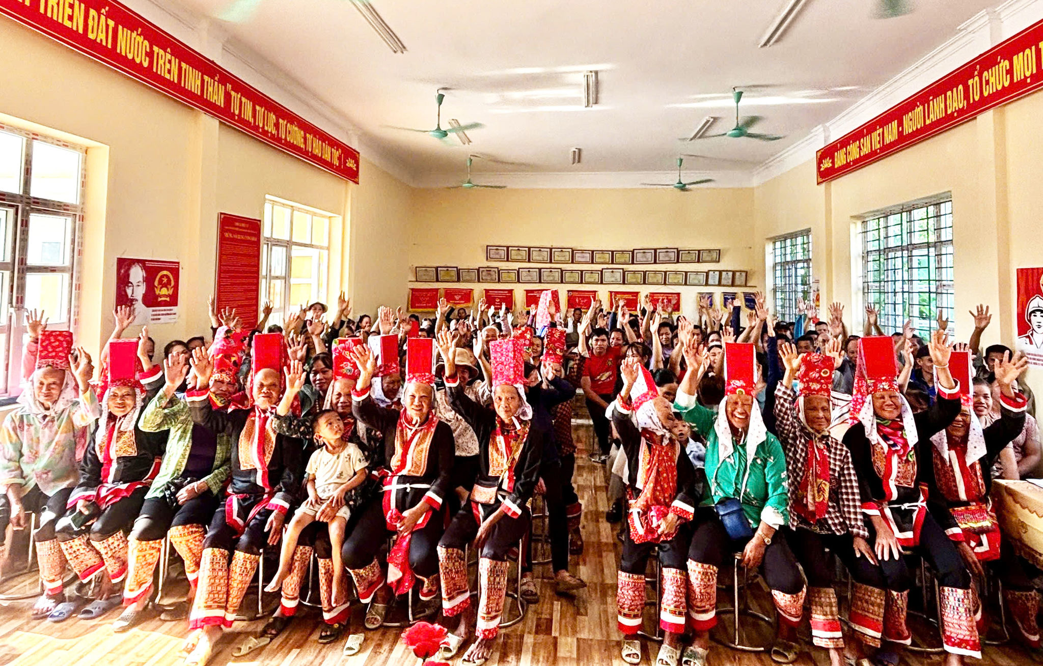 174 nơi biểu quyết bầu người đứng đầu thôn, bản, tổ dân phố bằng hình thức giơ tay trực tiếp. (Ảnh: Thanh Tùng)