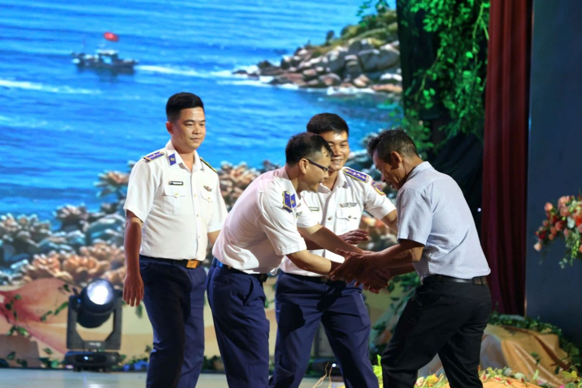 hơn 55 tỷ đồng tiếp sức cán bộ, chiến sĩ và người dân nơi biên giới, hải đảo hình ảnh 5 hon 55 ty dong tiep suc can bo, chien si va nguoi dan noi bien gioi, hai dao hinh anh 5