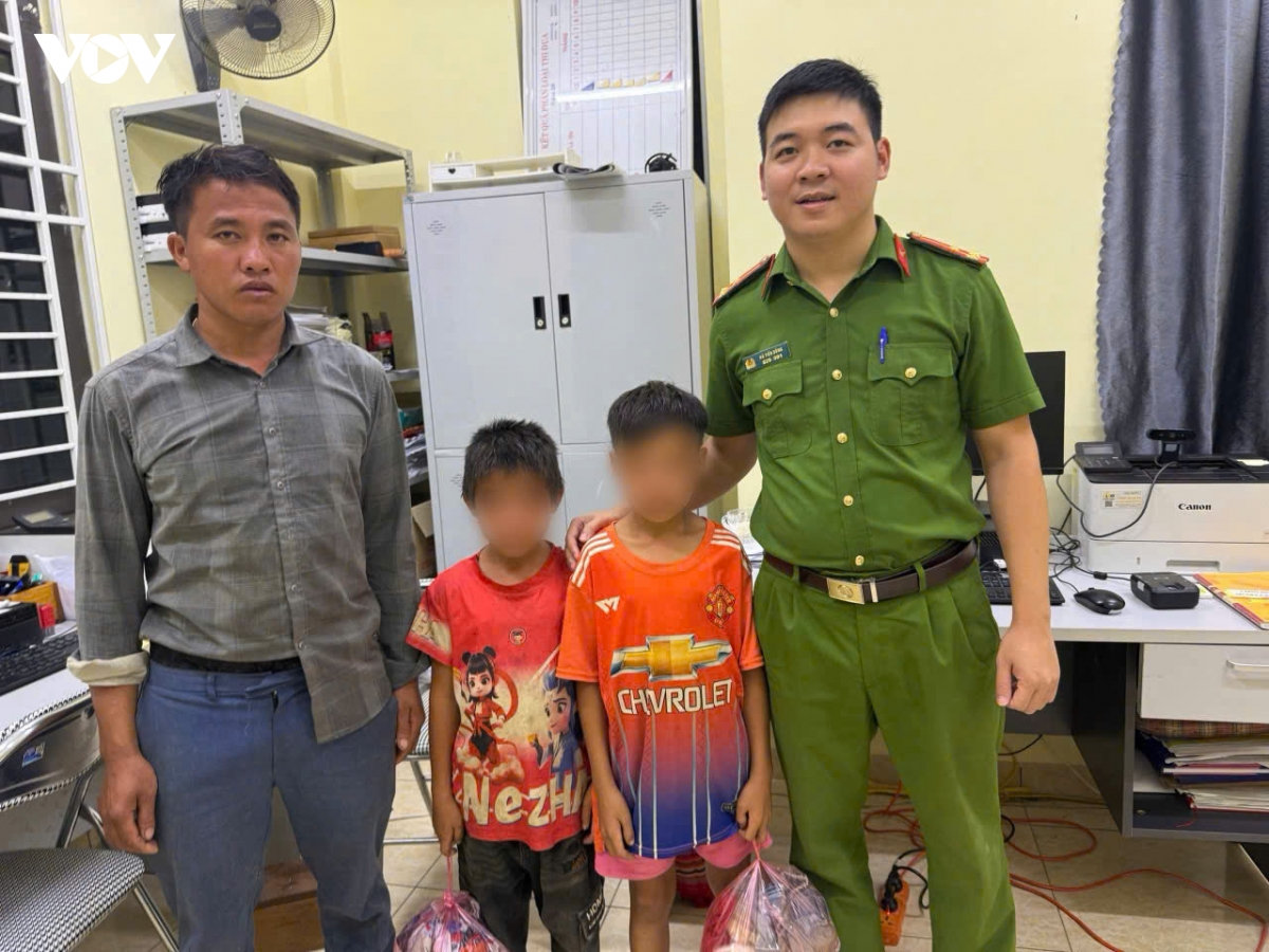 công an sơn la hỗ trợ 2 cháu nhỏ đi lạc gần 20km trở về nhà hình ảnh 1 cong an son la ho tro 2 chau nho di lac gan 20km tro ve nha hinh anh 1