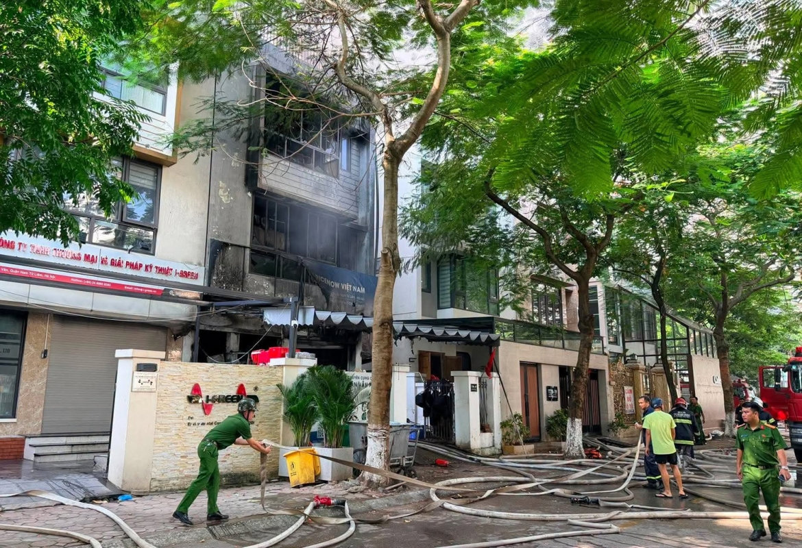 cháy ngùn ngụt tại nhà liền kề ở khu đô thị mới phùng khoang, hà nội hình ảnh 2 chay ngun ngut tai nha lien ke o khu do thi moi phung khoang, ha noi hinh anh 2