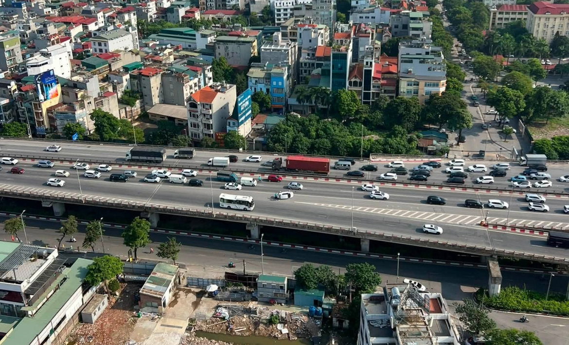 O to 5 cho lat nghieng tren duong vanh dai 3 tren cao, giao thong un tac hinh anh 2