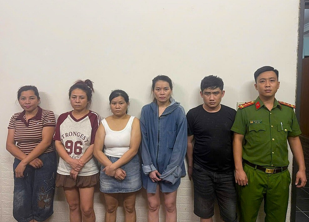 bắt giữ chủ nhà nghỉ và 7 đối tượng liên quan đến mại dâm, ma túy hình ảnh 1 bat giu chu nha nghi va 7 doi tuong lien quan den mai dam, ma tuy hinh anh 1