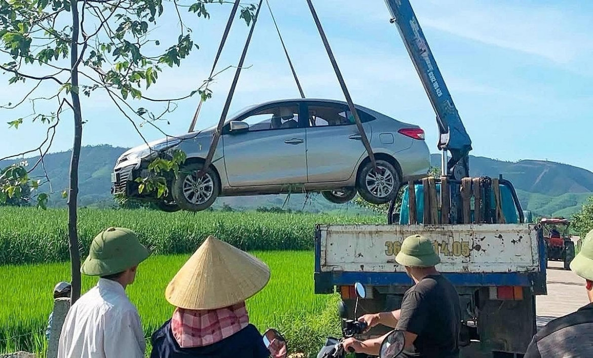 xe dịch vụ lao xuống ruộng ở nghệ an, tài xế tử vong hình ảnh 1 xe dich vu lao xuong ruong o nghe an, tai xe tu vong hinh anh 1