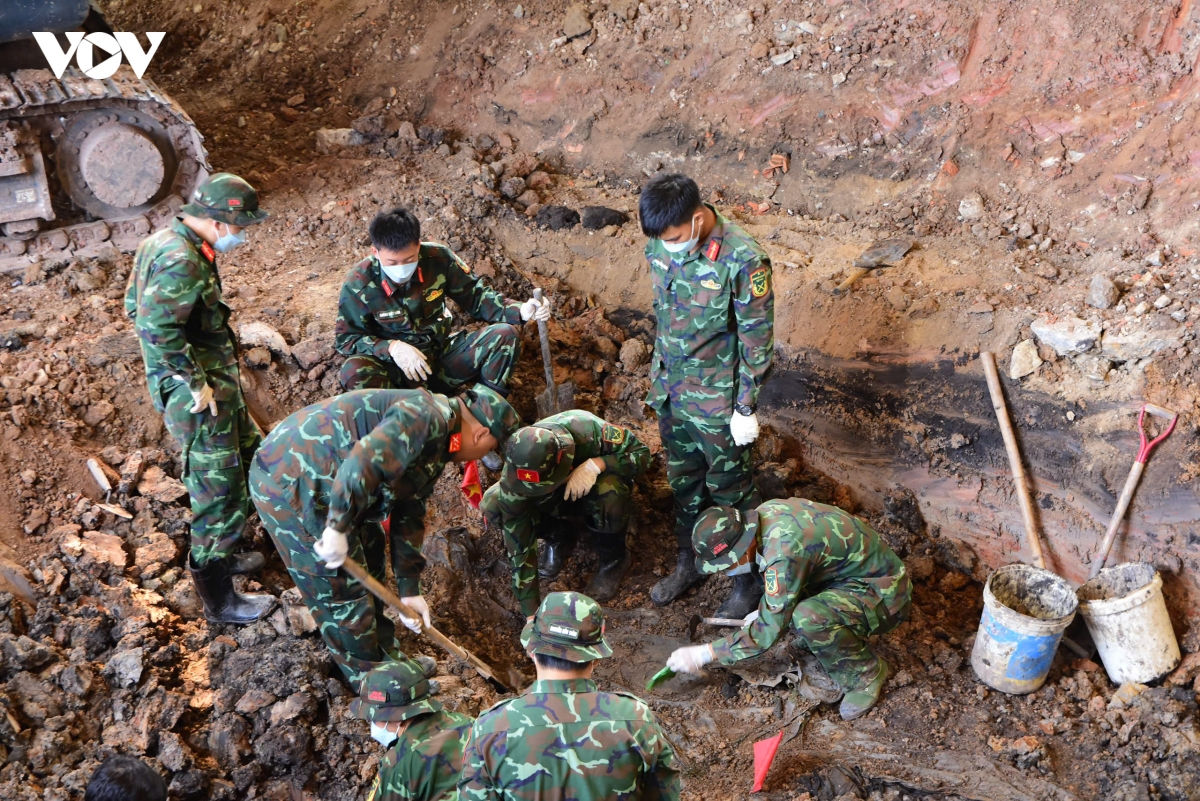 quy tập thêm 7 hài cốt liệt sĩ tại công viên lê thị riêng hình ảnh 1 quy tap them 7 hai cot liet si tai cong vien le thi rieng hinh anh 1