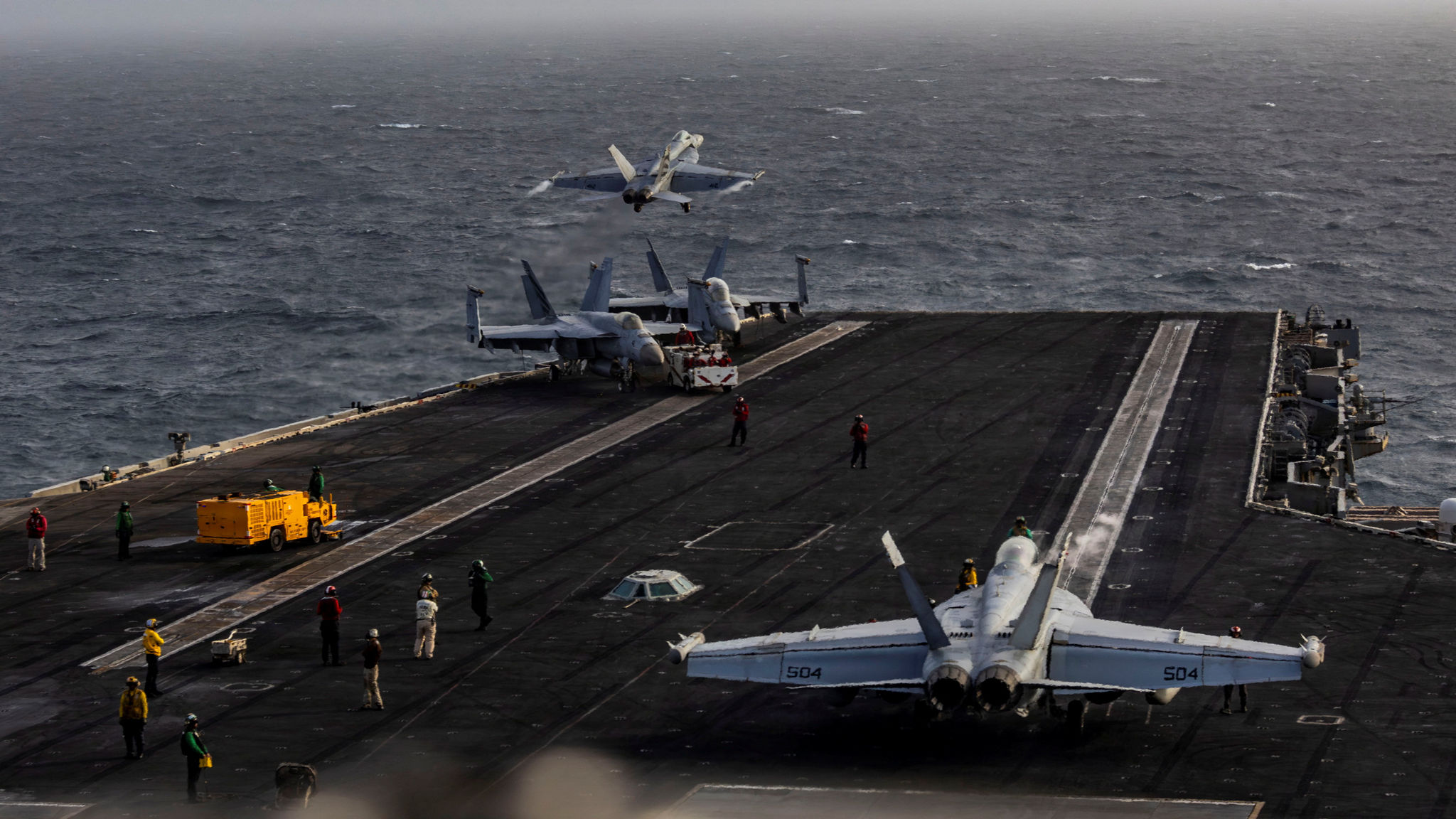 Một chiếc F/A-18E Super Hornet cất cánh từ sàn đáp của tàu sân bay lớp Nimitz USS Abraham Lincoln, trong bối cảnh xung đột Mỹ-Iran. (Ảnh: Reuters)