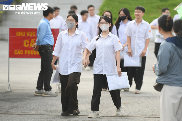 Hôm nay là mốc hoàn thành chấm thi và đối sánh kết quả, trước khi 326 thí sinh Chuyên Tuyên Quang biết điểm thi lại vào ngày mai 19/8. (Ảnh: Viên Minh)