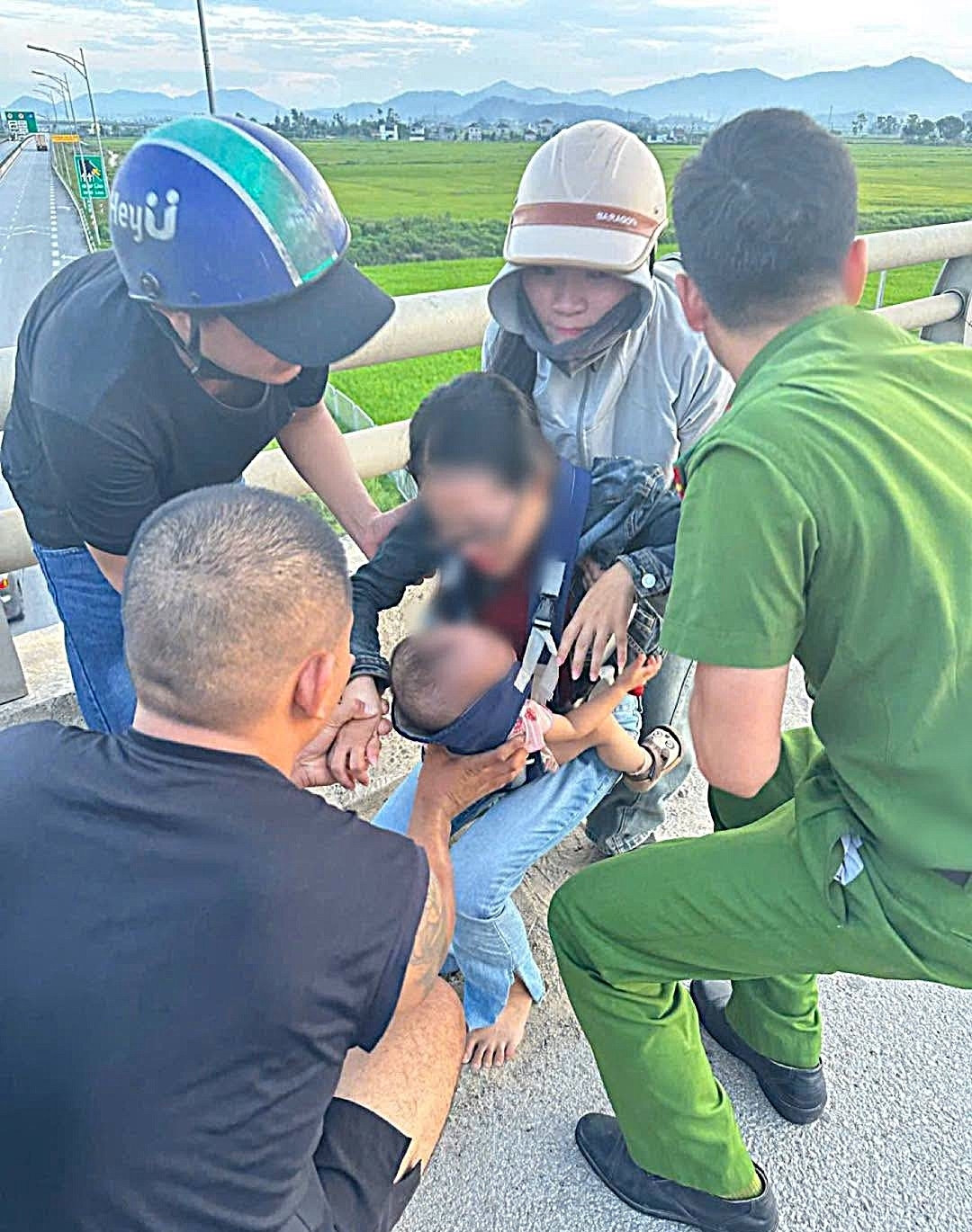 ngăn chặn người phụ nữ ở nghệ an ôm con nhỏ có ý định tự tử hình ảnh 1 ngan chan nguoi phu nu o nghe an om con nho co y dinh tu tu hinh anh 1