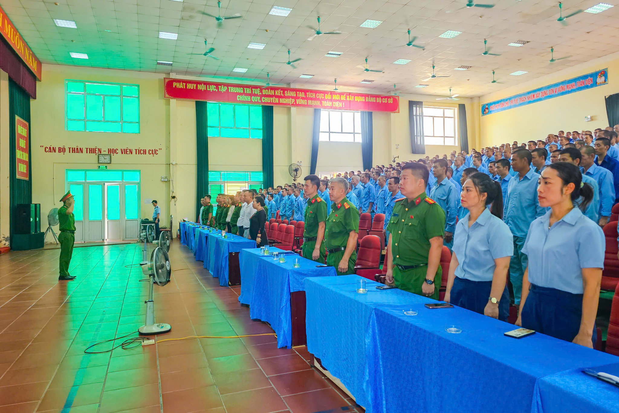 Phía sau mỗi giờ học là sự quản lý, bảo đảm an ninh và đồng hành của cán bộ công an với học viên trong quá trình phục hồi.