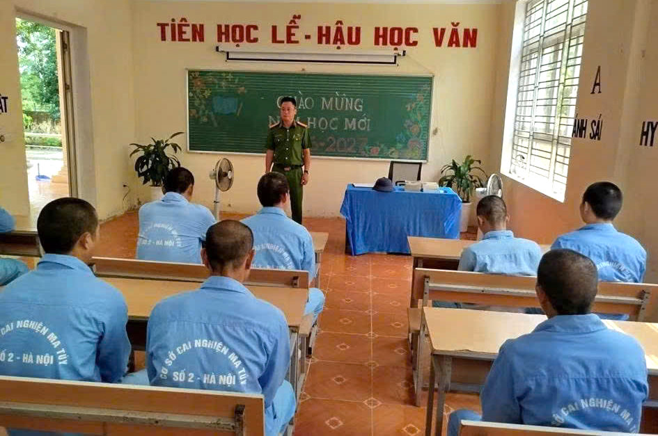 Cán bộ Công an trực tiếp phổ biến kiến thức, giáo dục pháp luật cho học viên tại Cơ sở cai nghiện ma túy số 2 Hà Nội.