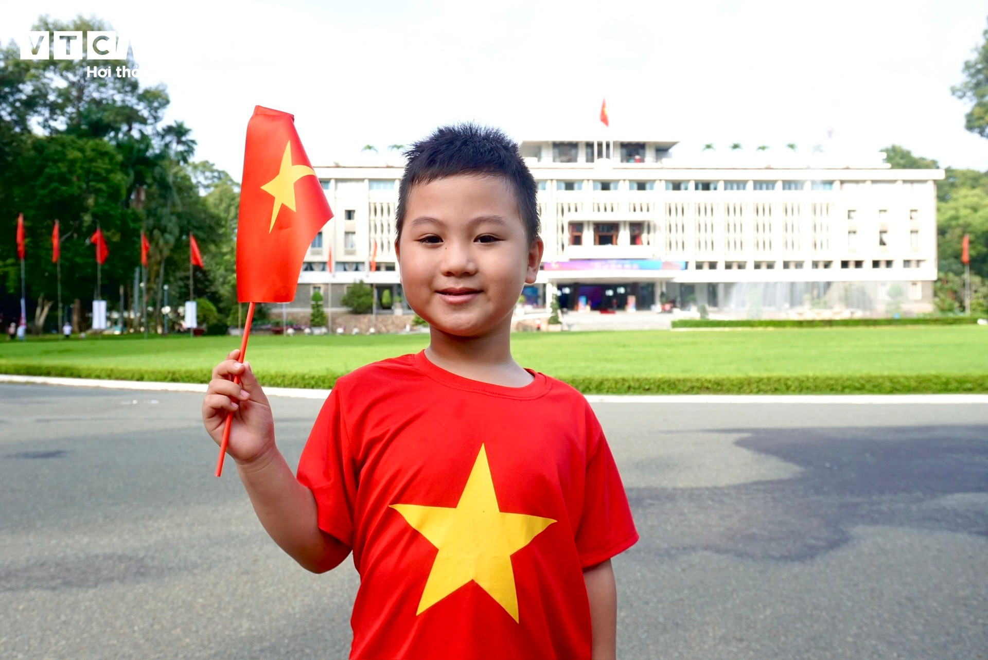 Dòng người xếp hàng từ sáng sớm, chờ 'xuyên không' về Ba Đình 1945 gặp Bác Hồ - 3
