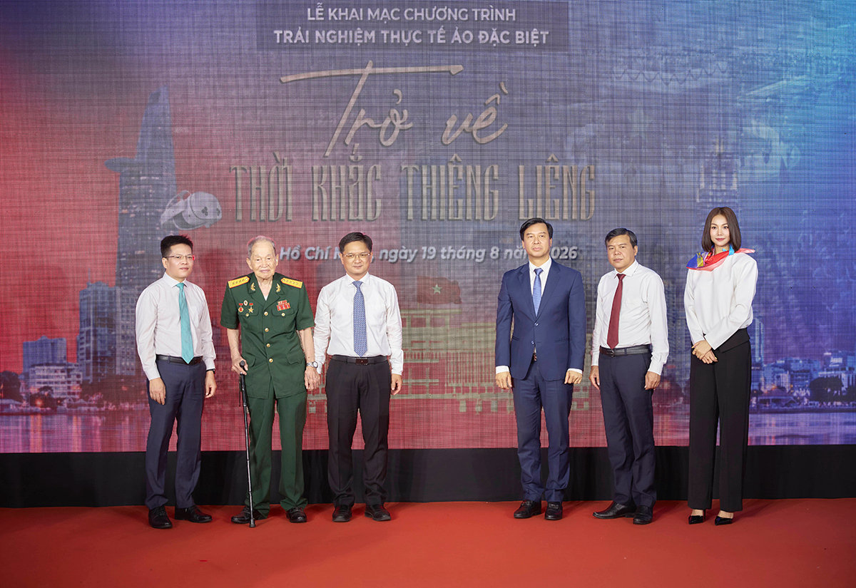 Thanh Hằng là một trong 6 khách mời đặc biệt cùng thực hiện nghi thức bấm nút khai mạc chương trình “Trở về thời khắc thiêng liêng”.