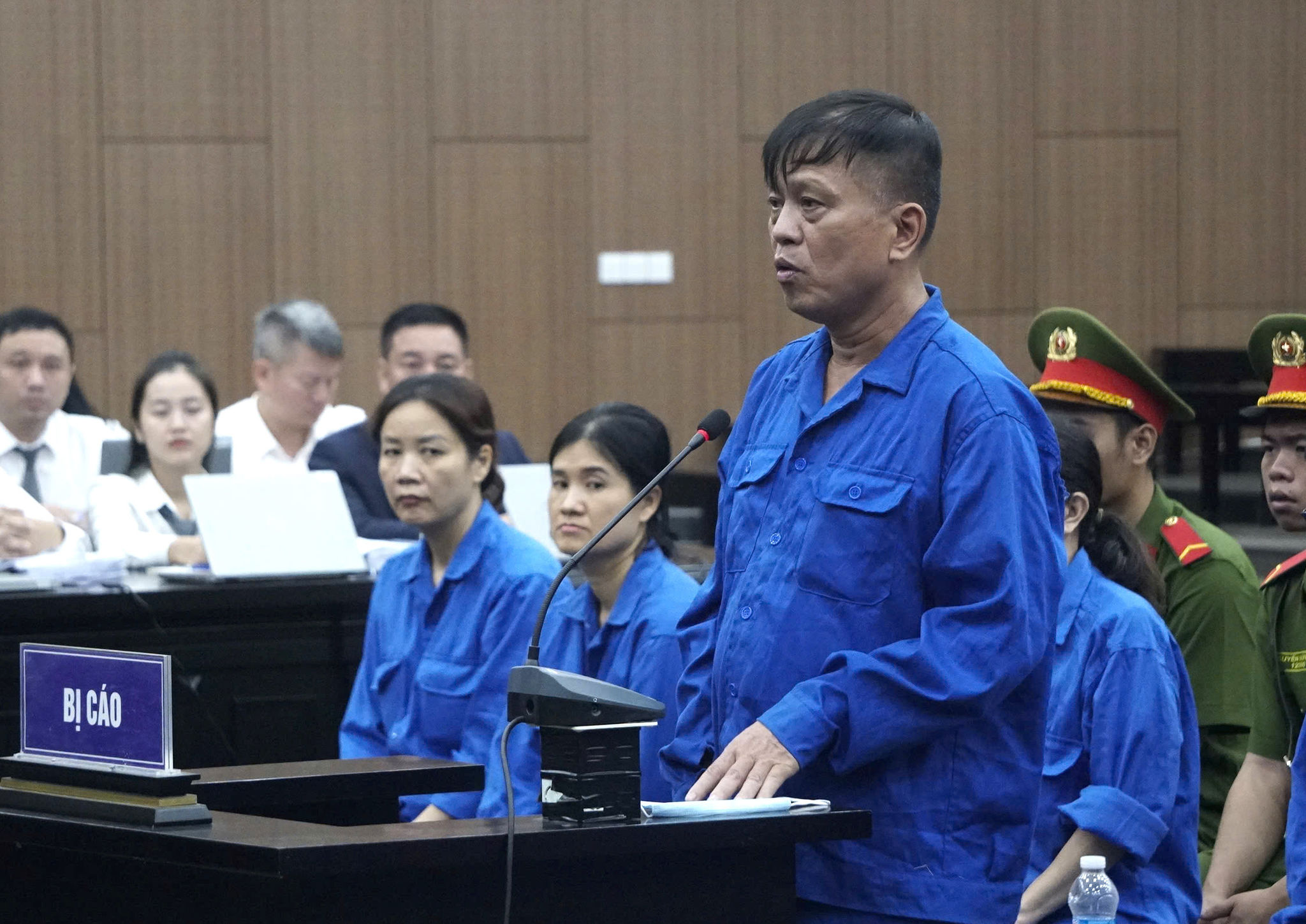 Bị cáo Nguyễn Bá Hoan tại toà.