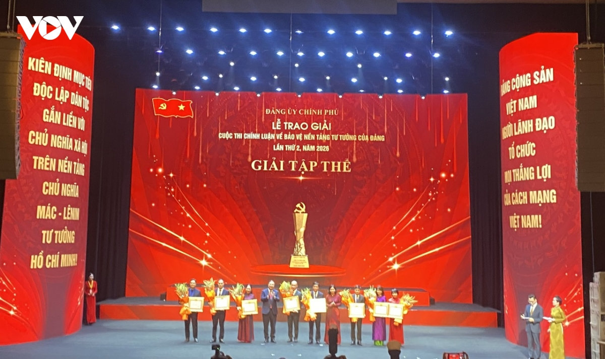 Dang uy chinh phu trao giai cuoc thi chinh luan bao ve nen tang tu tuong cua Dang hinh anh 2
