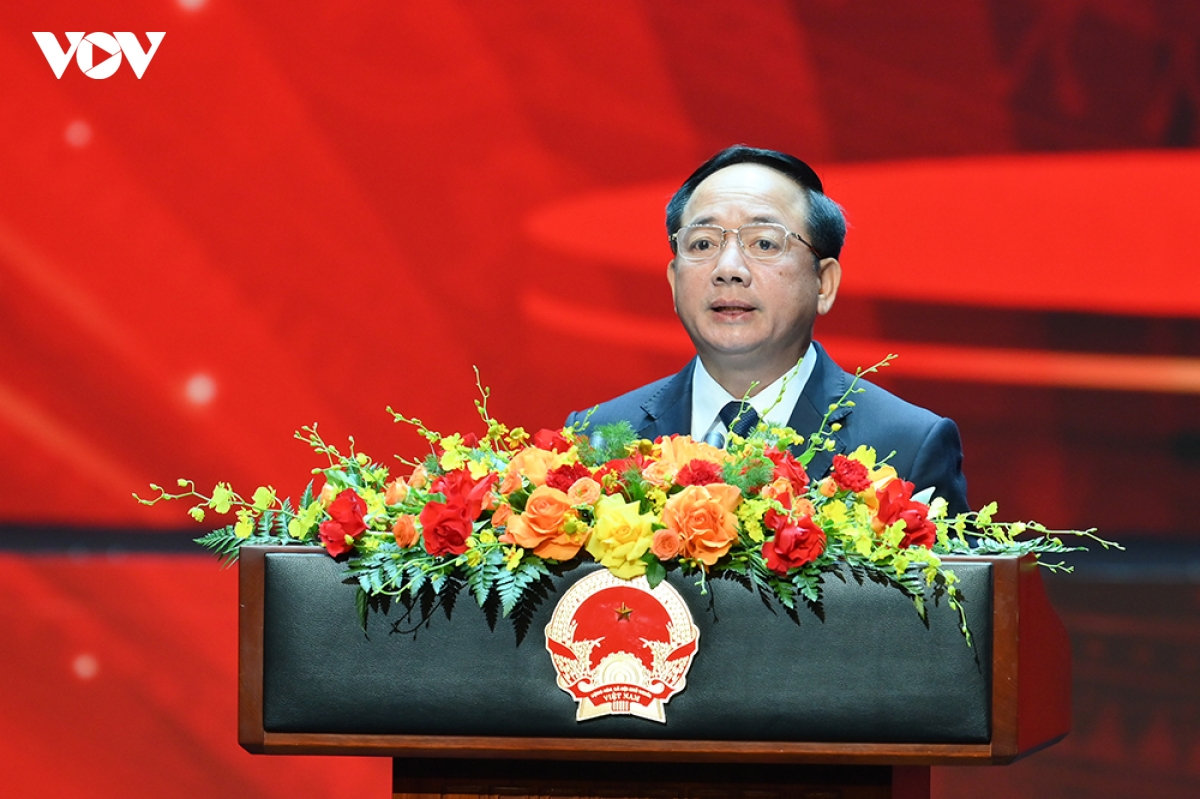 Dang uy chinh phu trao giai cuoc thi chinh luan bao ve nen tang tu tuong cua Dang hinh anh 4