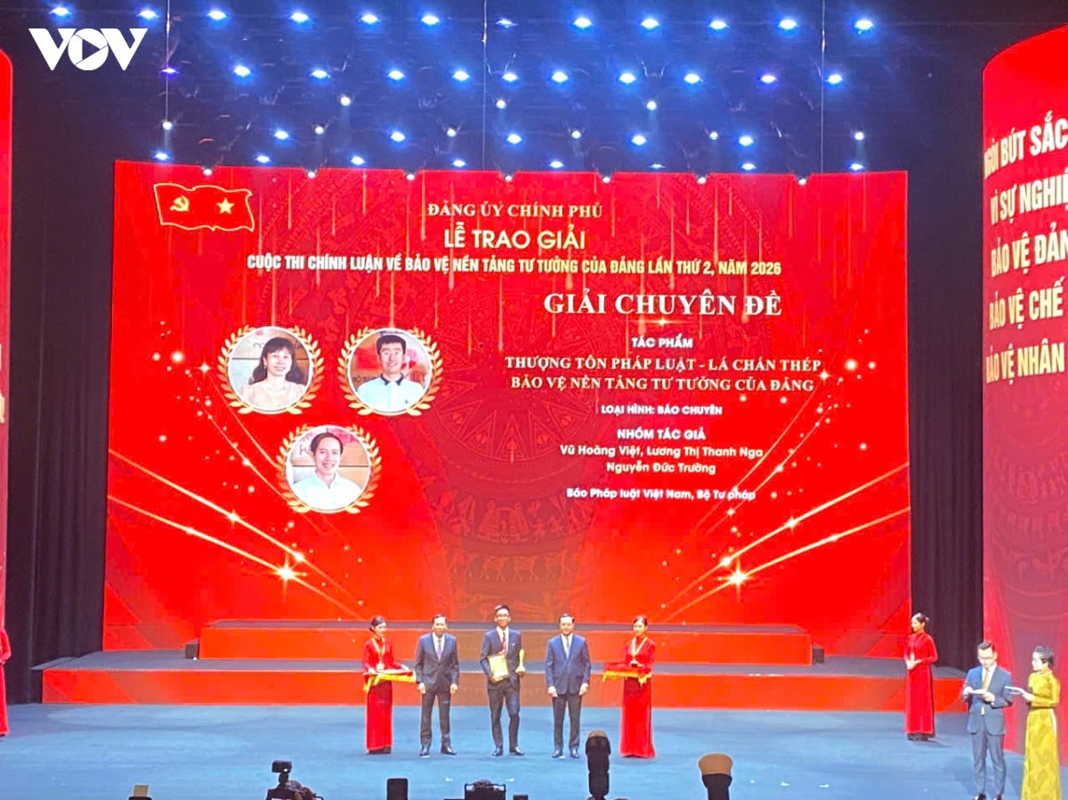 Dang uy chinh phu trao giai cuoc thi chinh luan bao ve nen tang tu tuong cua Dang hinh anh 3